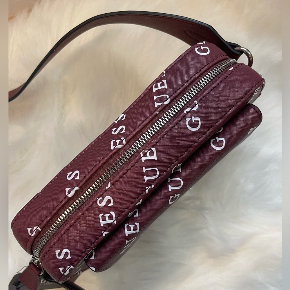 New!! Guess Camera Bag - Picture 3 of 8